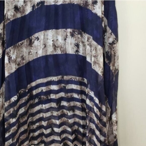 Astr | Photo Floral Pleated Midi Skirt Size Large - Picture 3 of 5